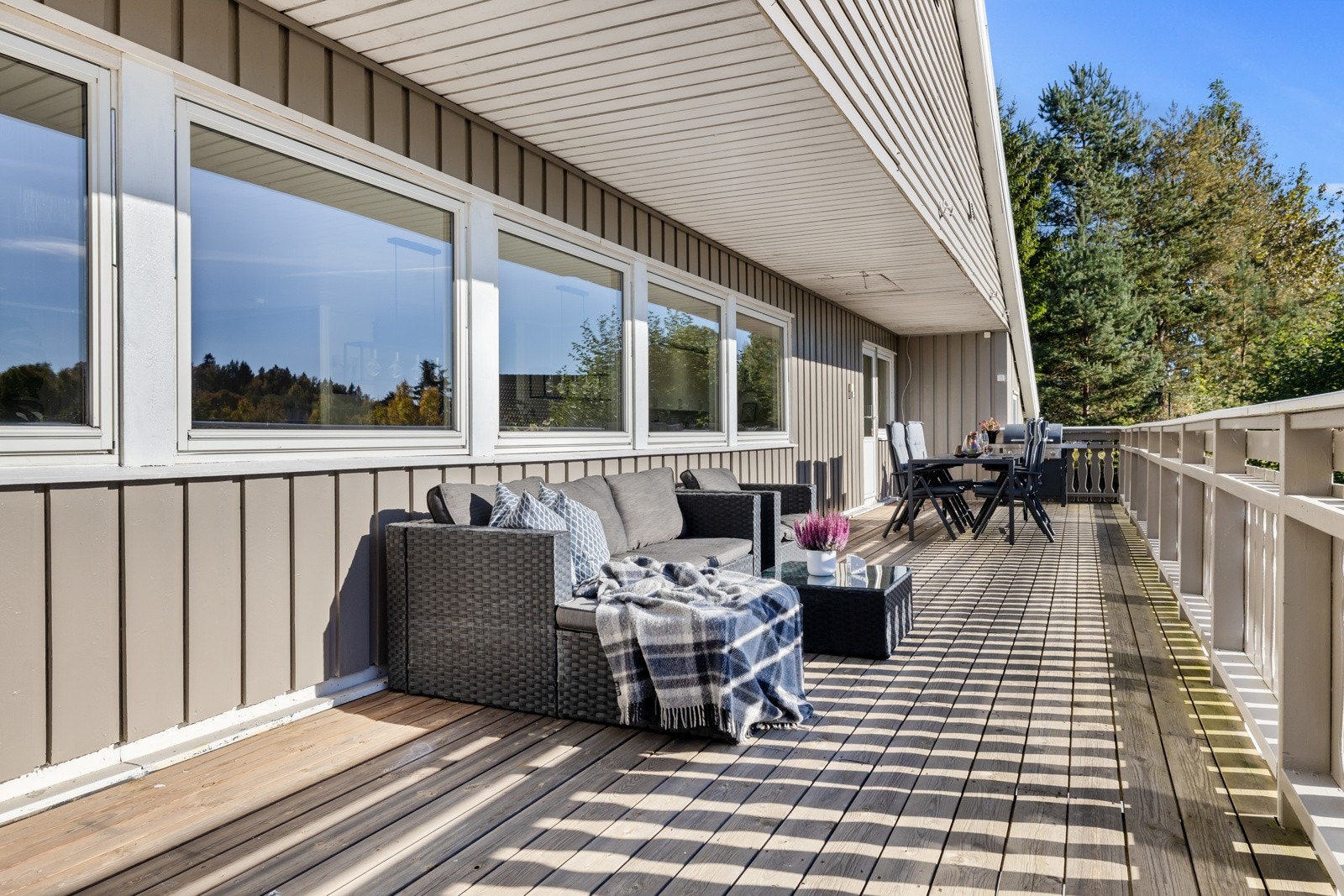 Terrassen utenfor stue og kjøkken måler ca. 53 kvm og strekker seg på to sider av huset. Galleribilde