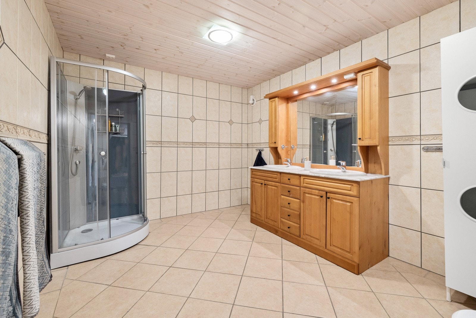 Stort og flislagt bad med varmekabler og elektrisk styrt vifte. Galleribilde