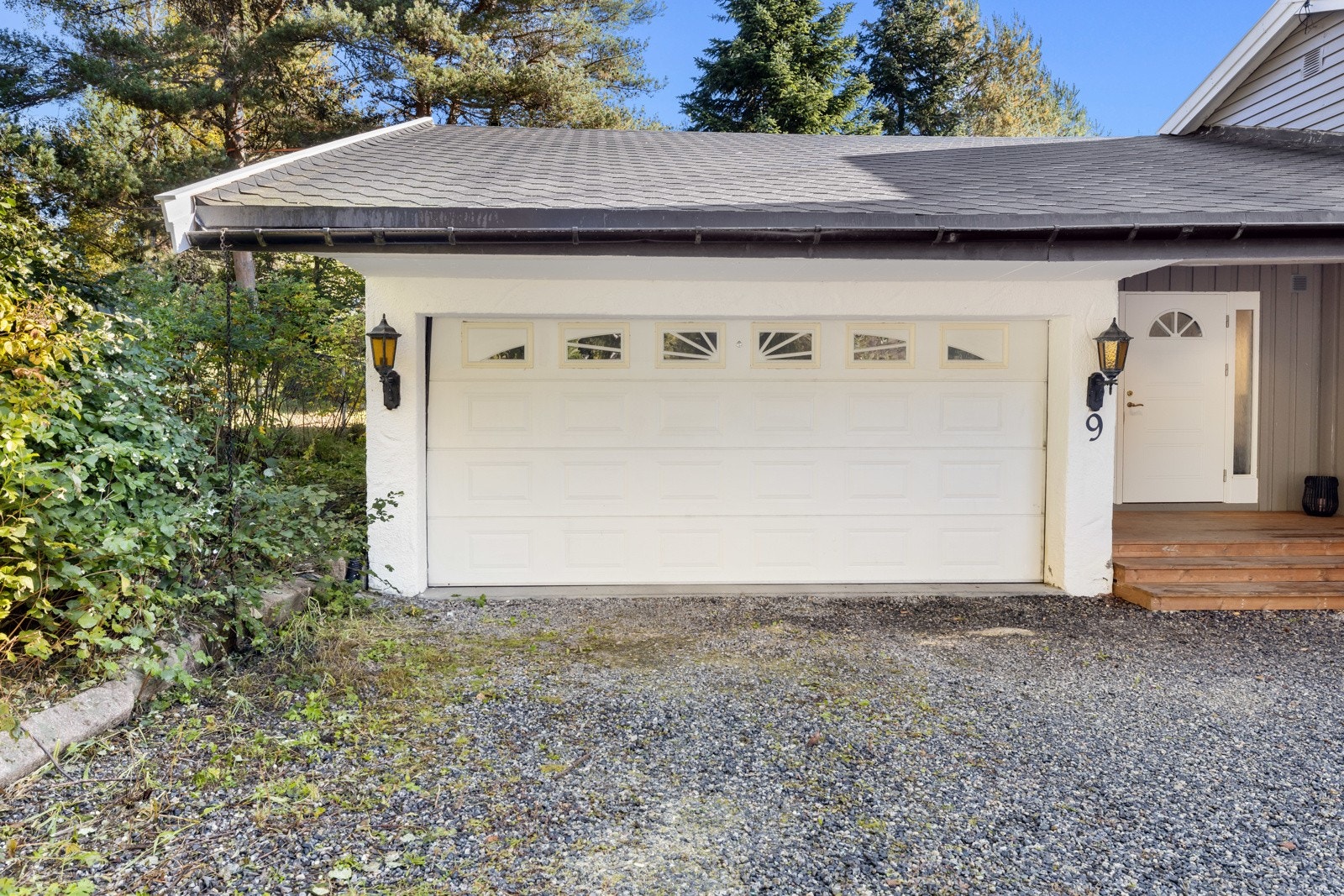 Gode parkeringsmuligheter med opparbeidet gårdsplass og dobbelgarasje m/lader. Galleribilde