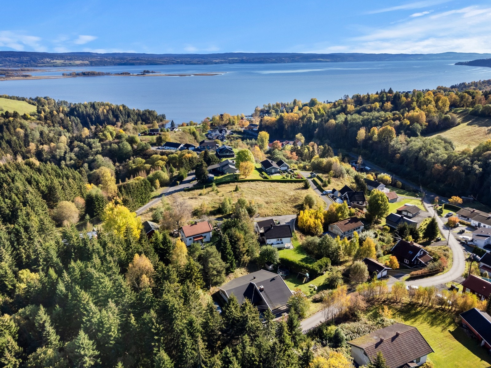 Boligen ligger i et rolig og naturskjønt område på Nordby i Rælingen, omkranset av flott natur og med kort vei til Øyeren med båt- og bademuligheter. Galleribilde