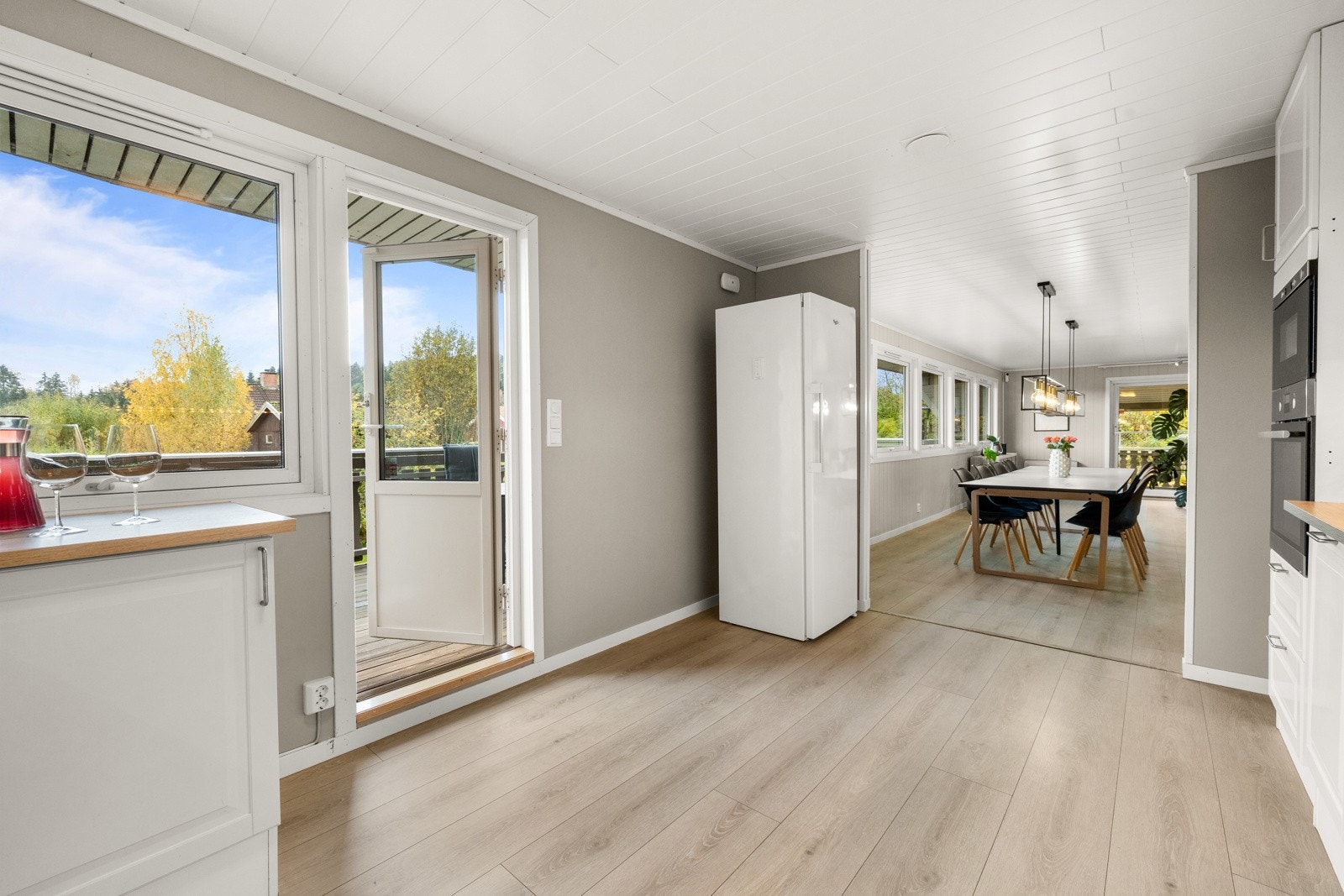 Fra kjøkkenet er det utgang til sydenden terrassen. Galleribilde