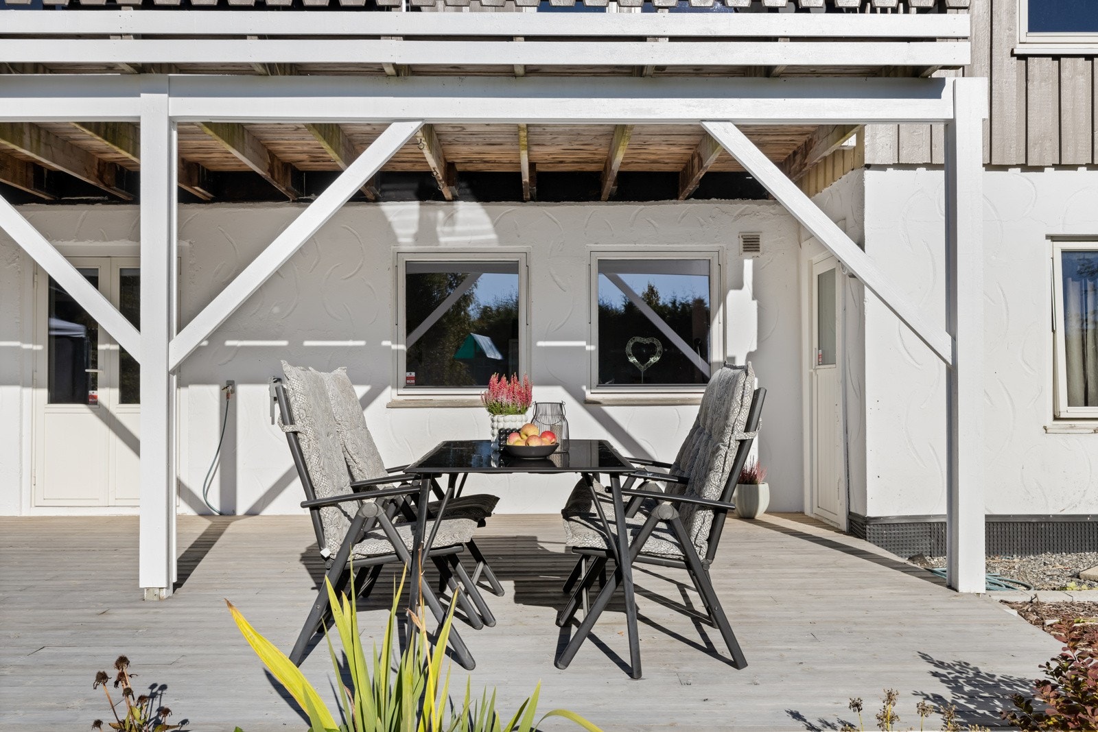 Terrassen har gode solforhold, og er en fin plass hvor familien kan være sammen på sommerstid. Galleribilde