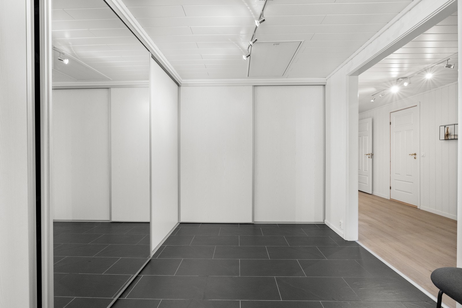 Entreen har flislagt gulv med varmekabler. Galleribilde