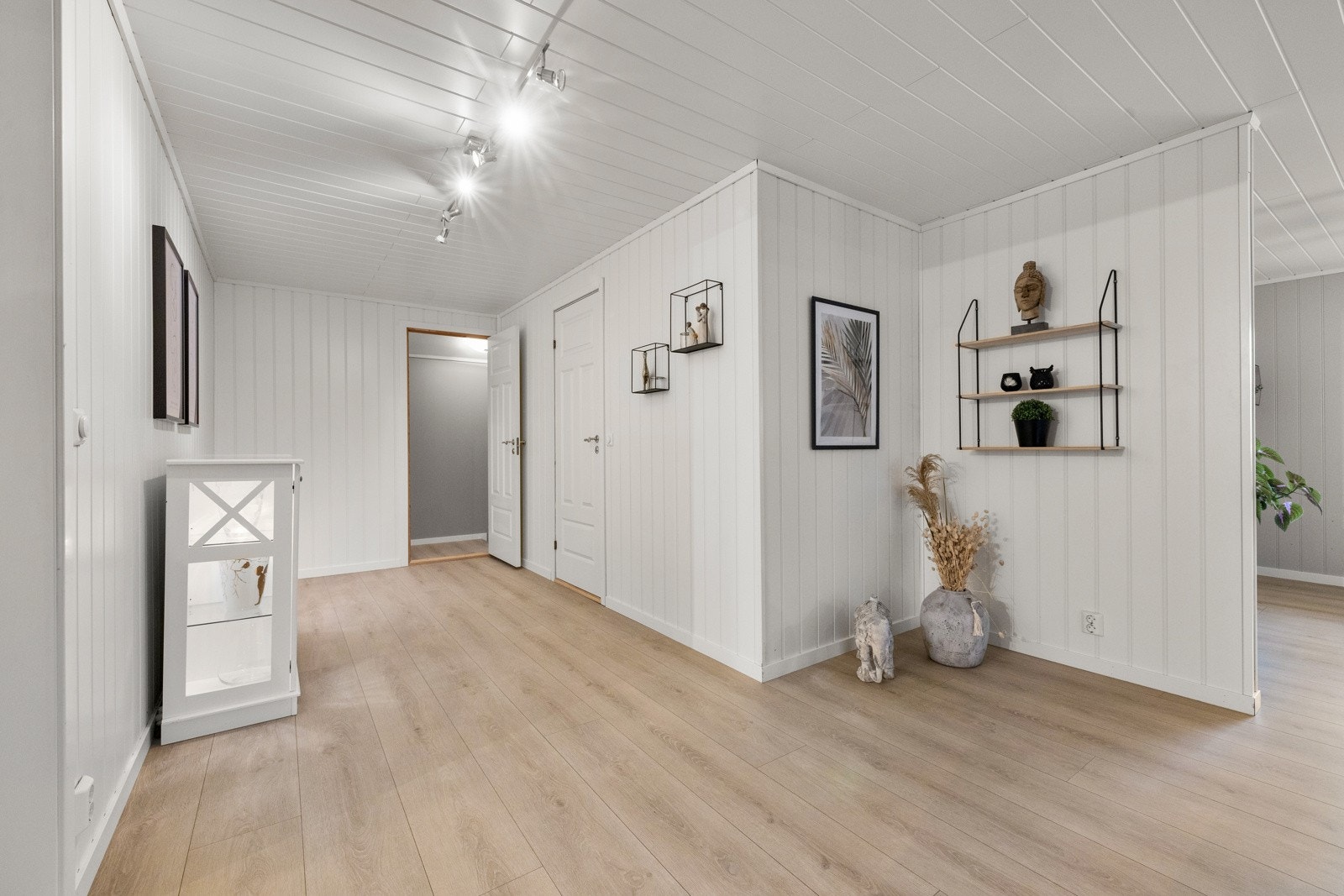 Stor og romslig gang med god oppbevaringsplass. Galleribilde