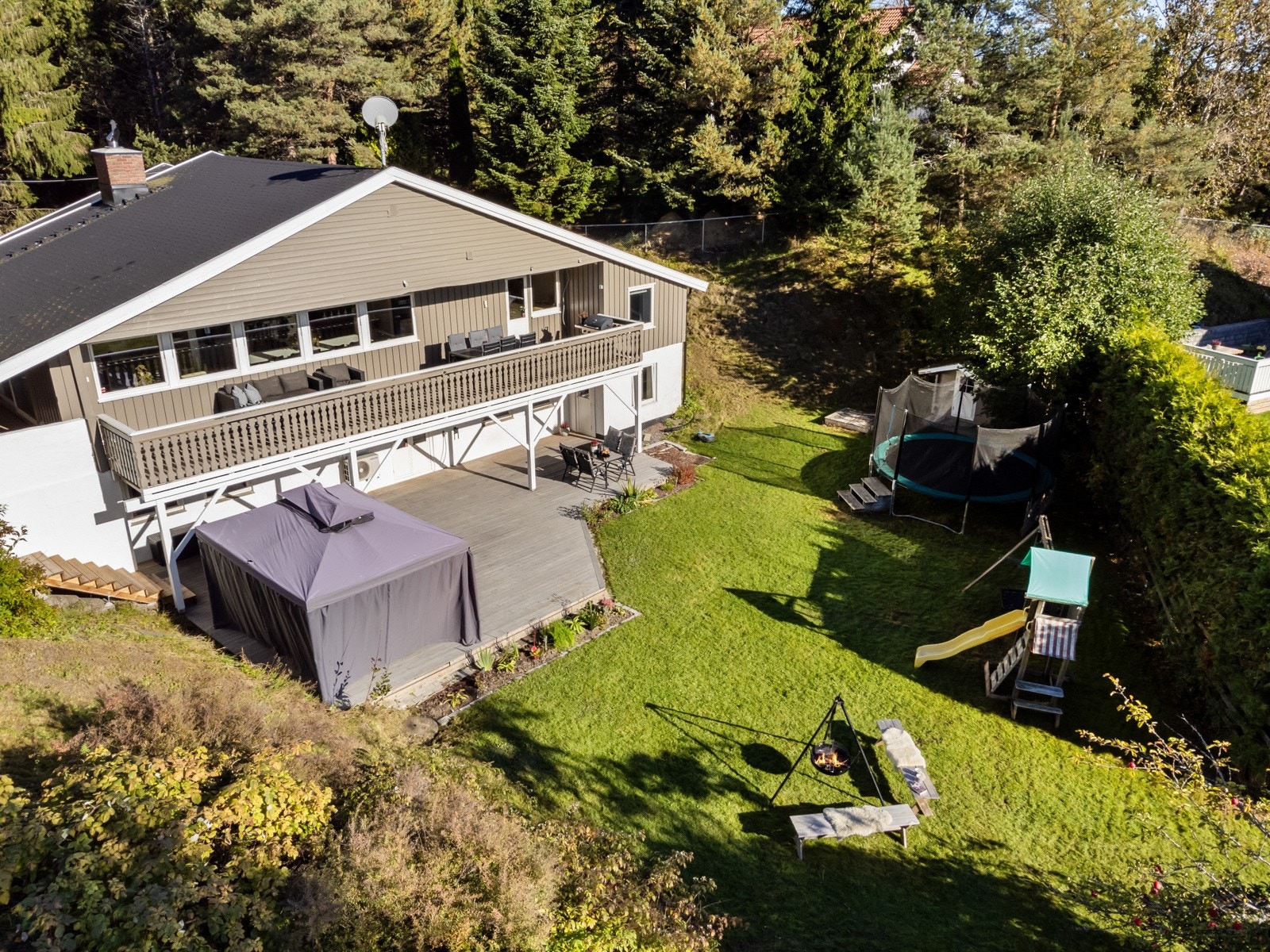 Utendørs kan du nyte solen på til sammen 142 kvm terrasse/balkong, og i den store hagen foran huset. Galleribilde