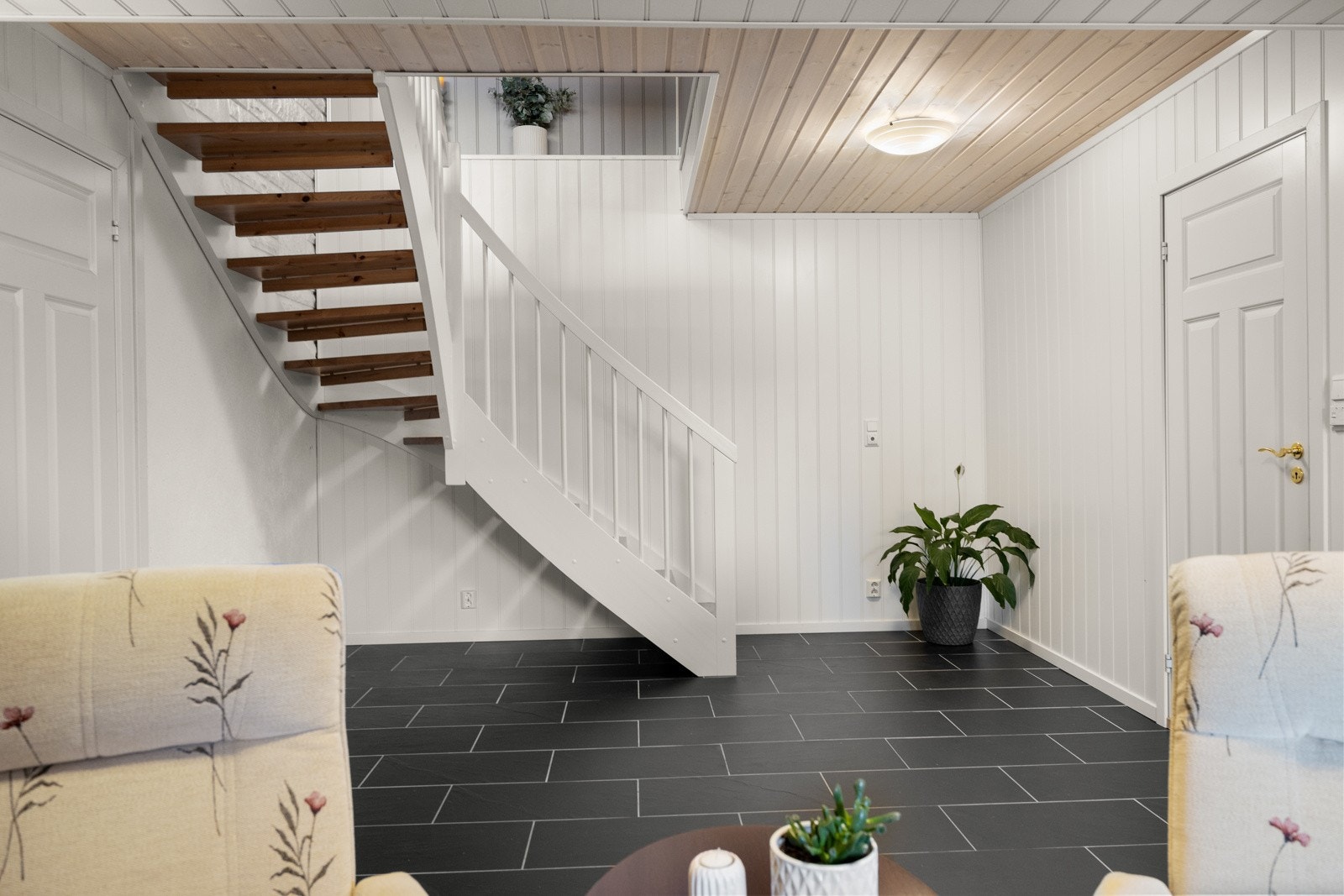 Ned trappen i underetasjen ligger en romslig trappegang og kjellerstue. Galleribilde