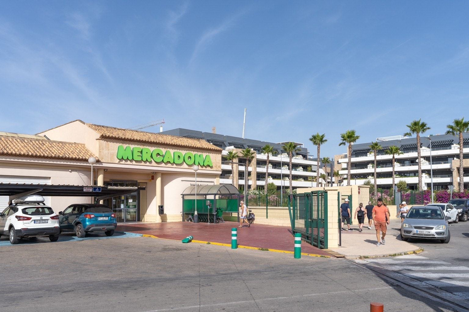 Stor matbutikk ved siden av Flamenca Village Galleribilde