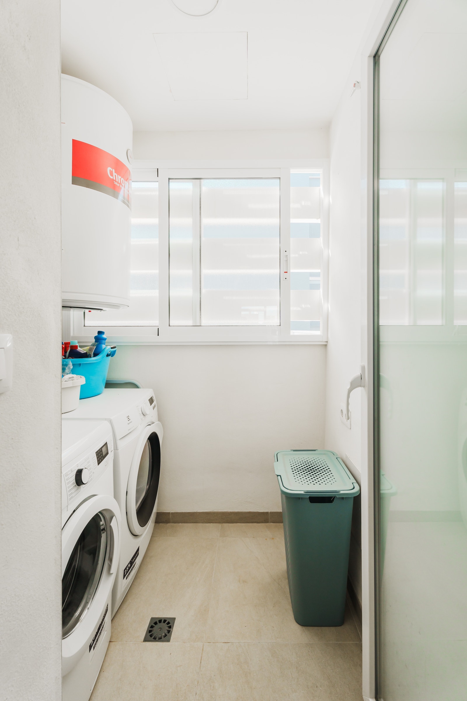 Praktisk vaskerom / mat-bod på innsiden av kjøkkenet Galleribilde