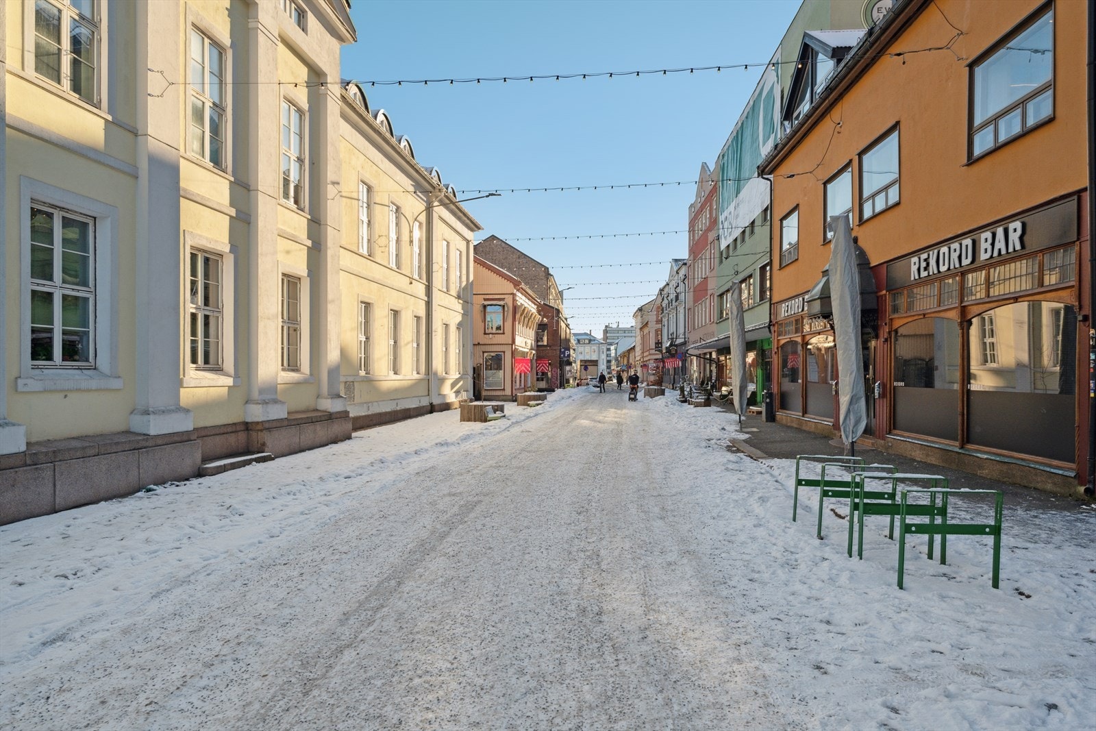 Rett utenfor døra er det et yrende sentrumsliv Galleribilde