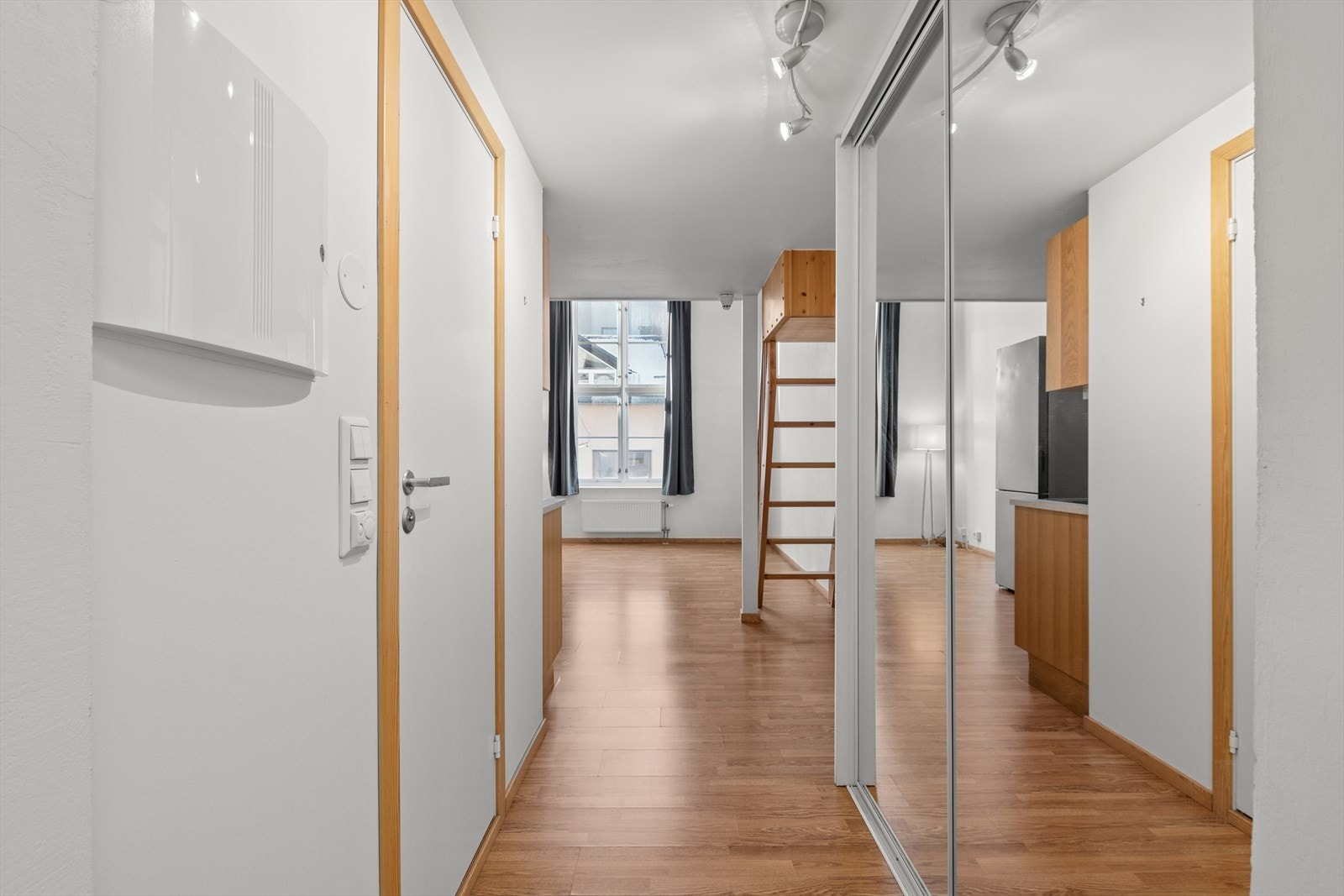 Hyggelig entré med praktisk innebygget skyvedørsgarderobe Galleribilde