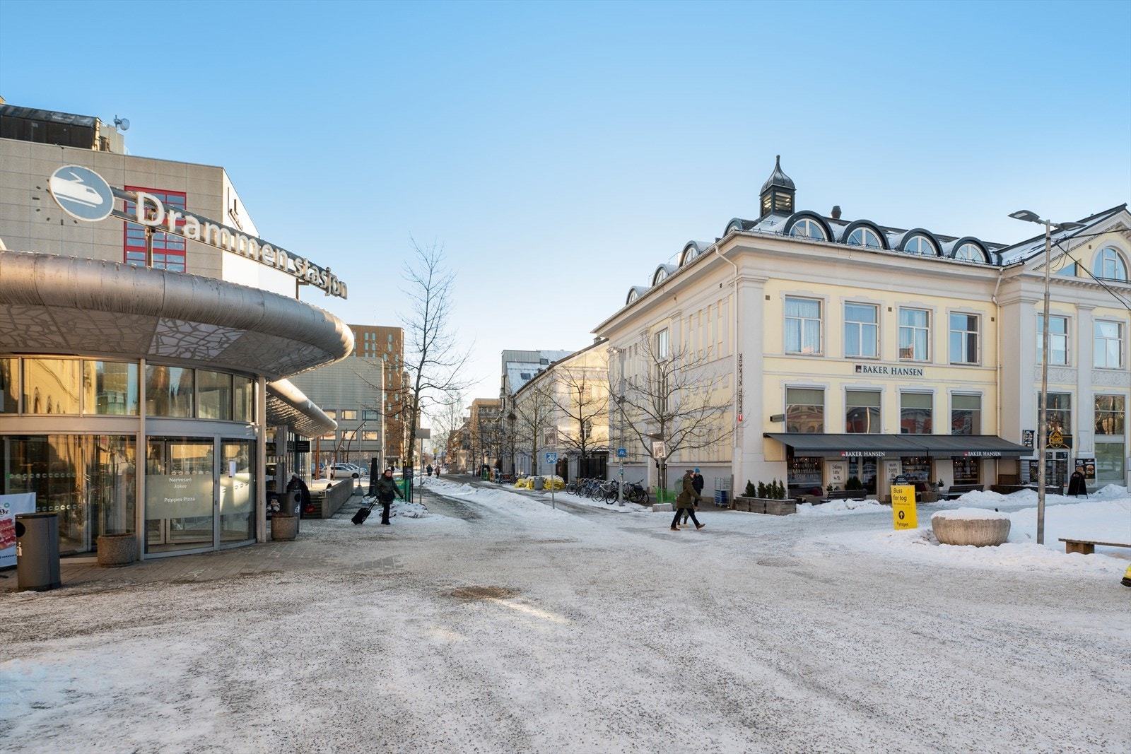 På Strømsø Torg er det hyppige avganger med både buss og tog Galleribilde