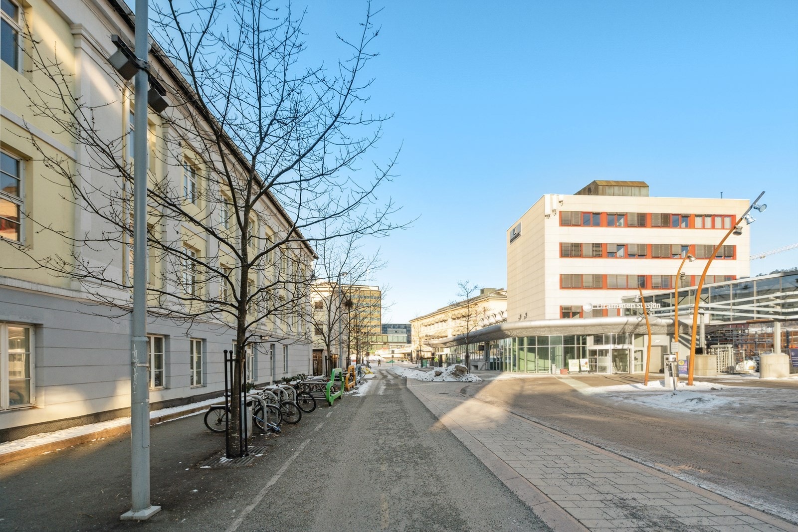 Drammen Stasjon ligger bokstavelig talt et steinkast unna leiligheten Galleribilde