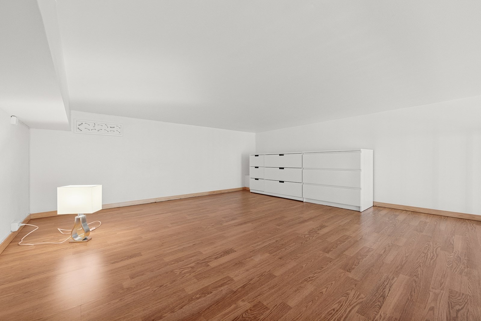 Hems med god plass for dobbeltseng, nattbord og garderobeløsning som kommode. Galleribilde