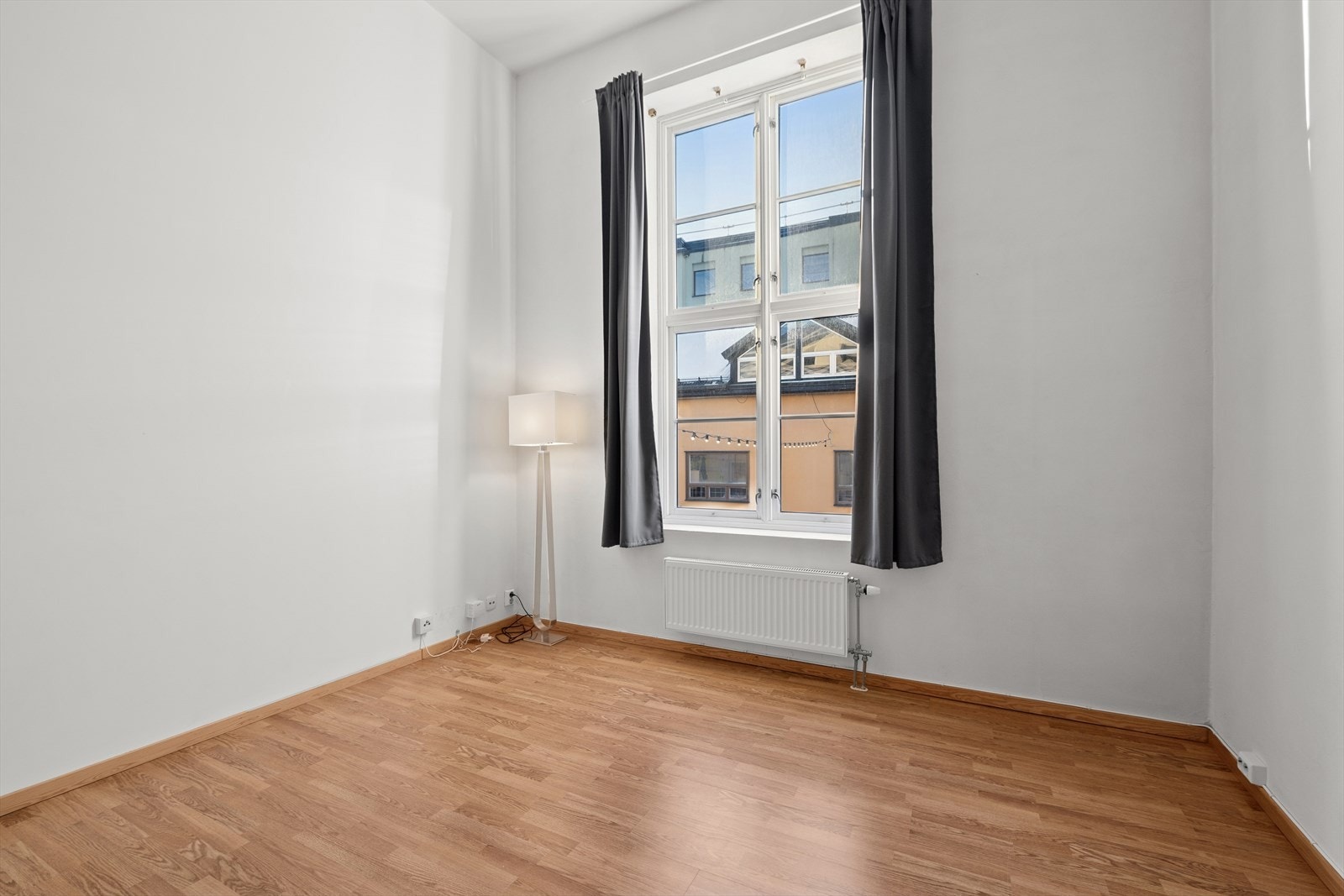 Sofakroken finner fort sin naturlige plass i rommet, og tv-en kan med fordel plasseres mot/på vegg. Galleribilde