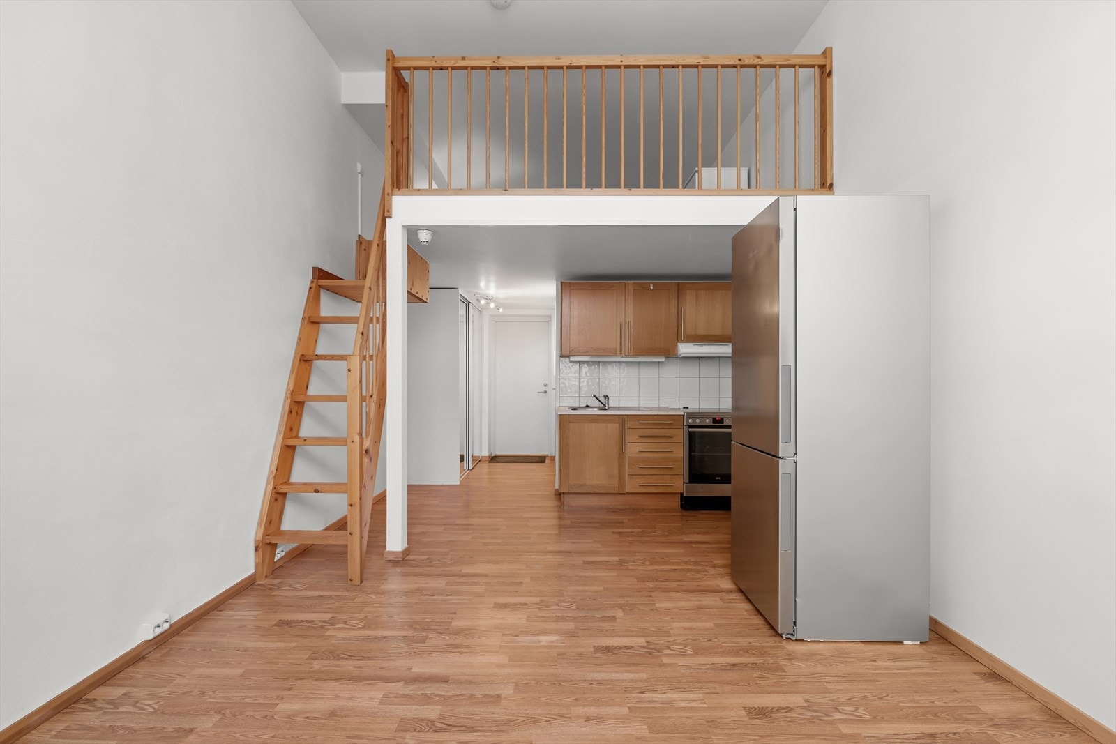 Generøs takhøyde i stuen gir en luftig følelse Galleribilde