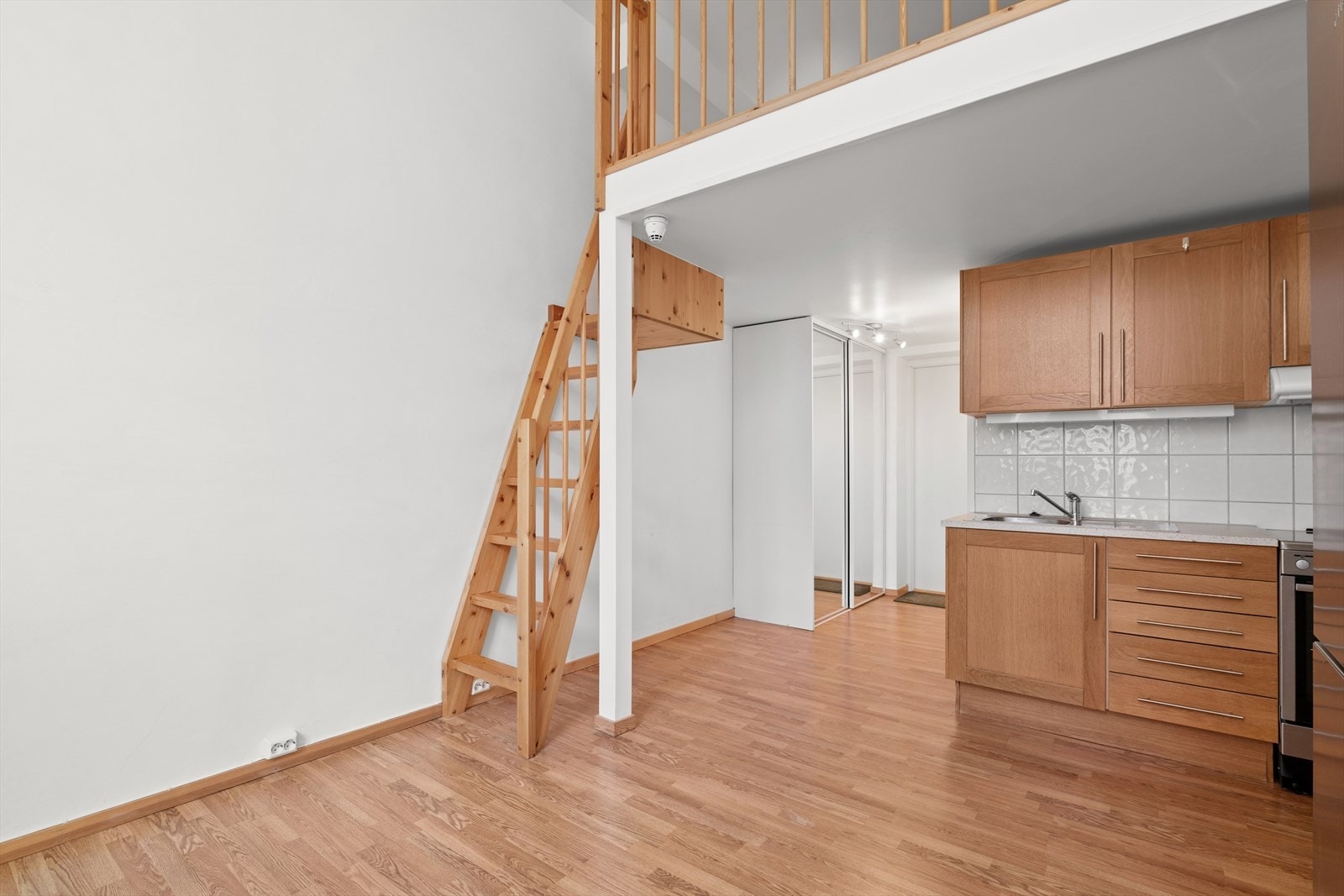 Pent, enkelt og funksjonelt kjøkken. Galleribilde