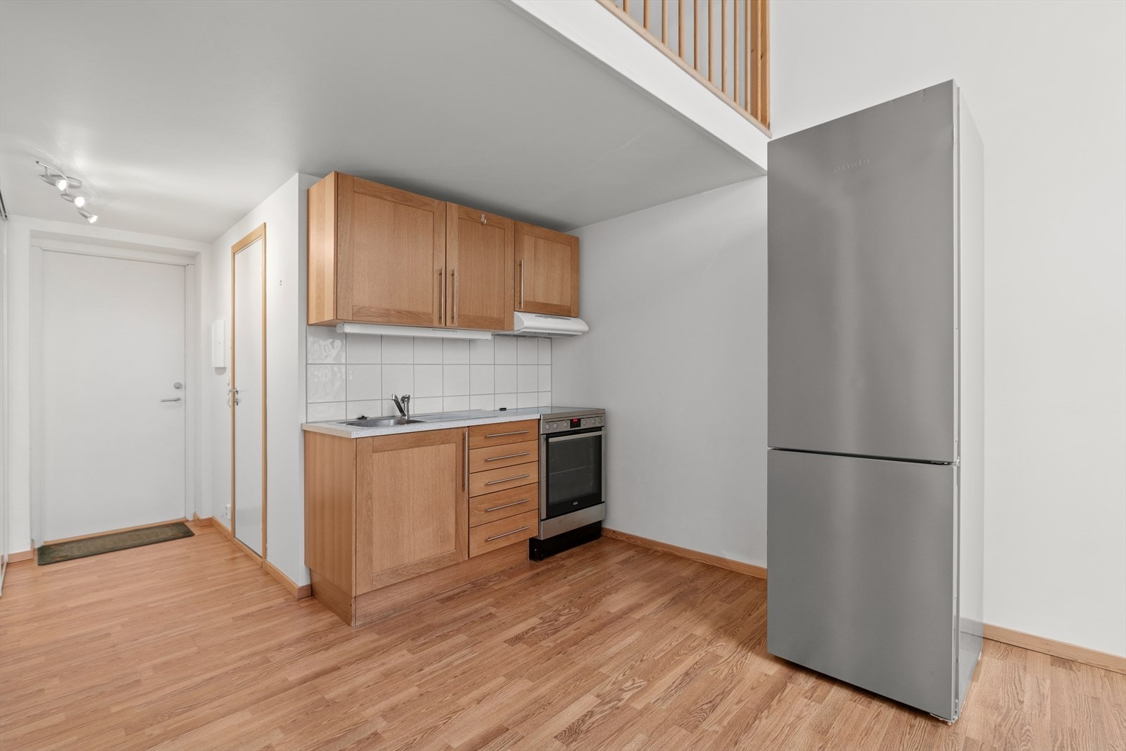 Plass for frittstående hvitevarer som komfyr og kjøl/frys Galleribilde