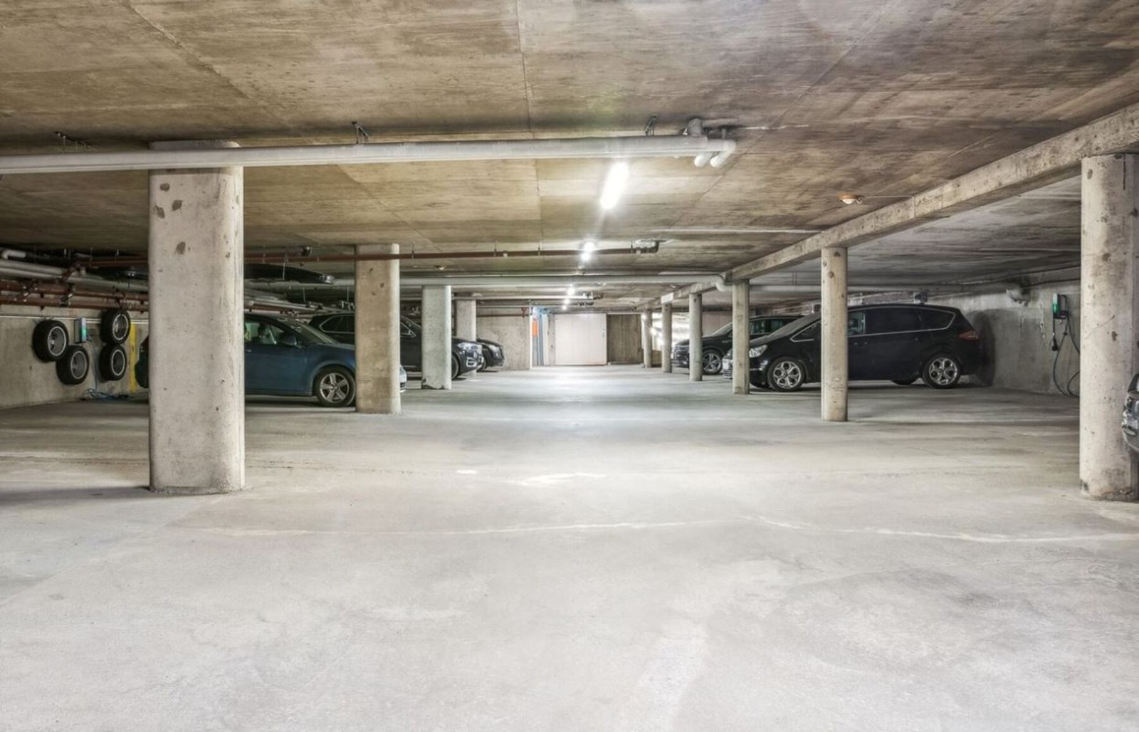Parkeringsplass i felles garasjekjeller. Galleribilde