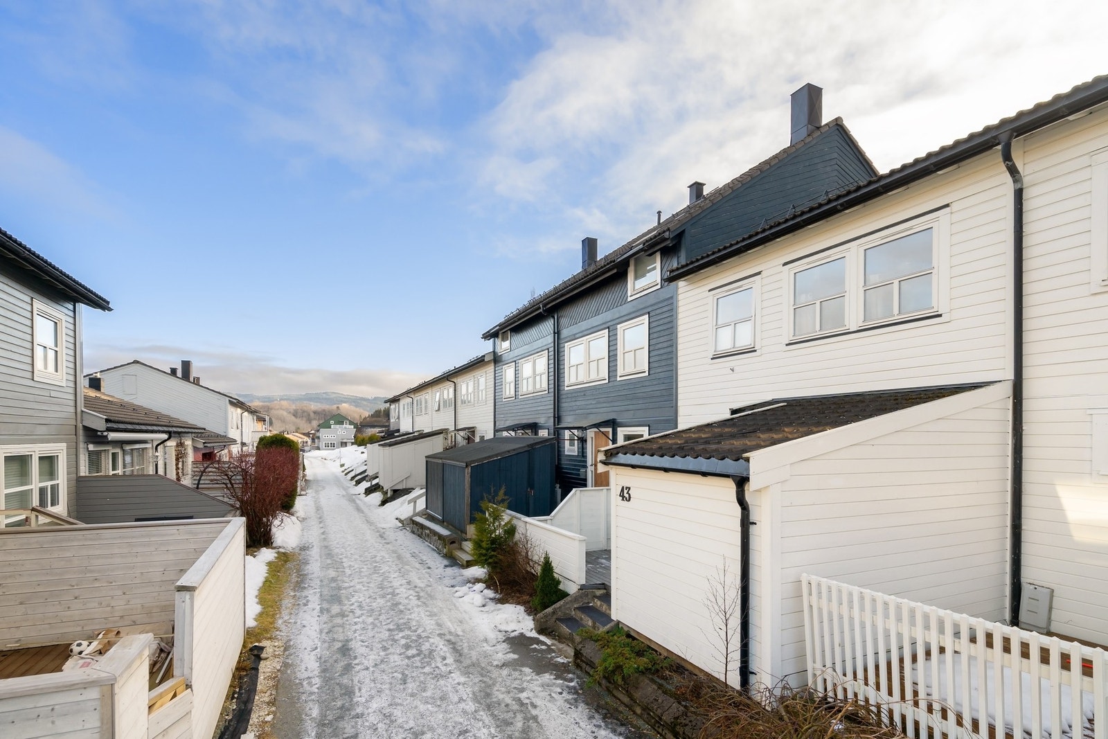 Koselig nabolag med pent opparbeidet internveier. Galleribilde