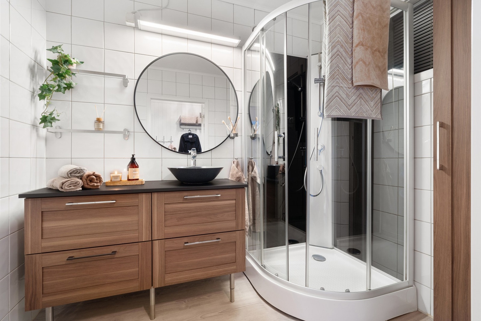 Badet er oppgradert med ny baderomsinnredning, dusjkabinett og nytt gulv i 2019. Galleribilde