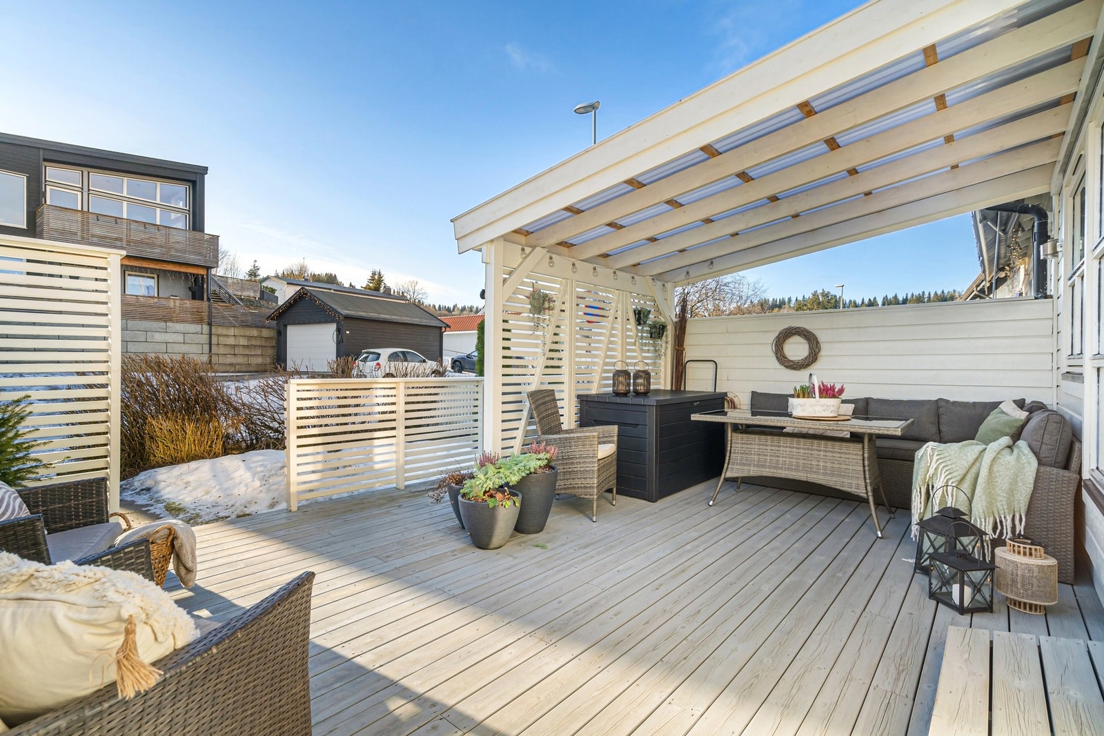 Rekkehuset har en stor veranda vendt mot sør. Her kan man nyte gode solforhold. Galleribilde