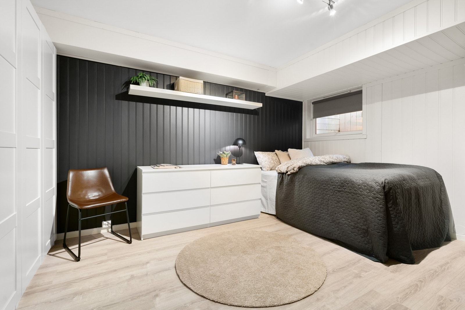 Rom i sokkeletasjen som i dag er brukt som ekstra soverom. Her ble det satt inn nytt vindu i 2011. Galleribilde