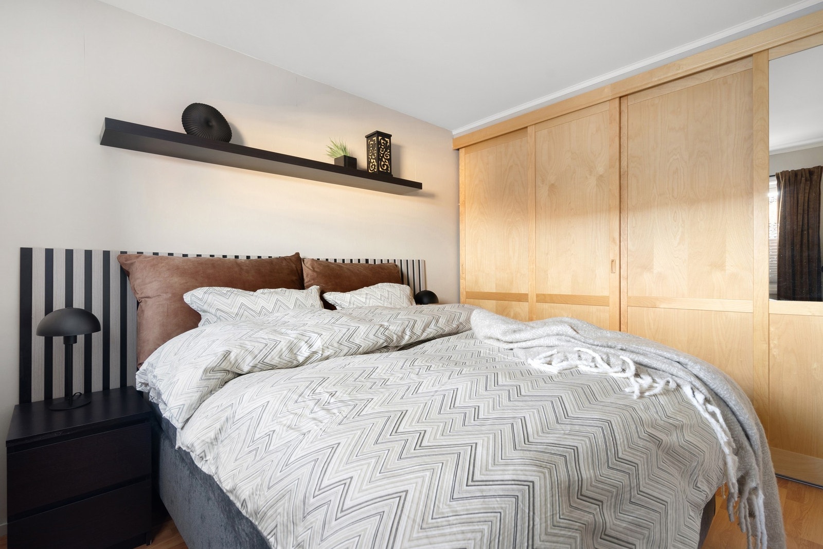 På soverommet i 2. etasje er det satt inn stor skyvedørsgarderobe. Galleribilde