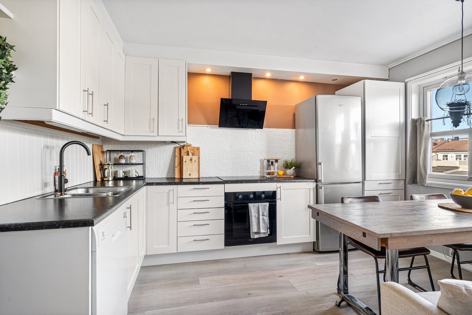 Lyst og pent kjøkken med mye skap- og benkeplass. Galleribilde