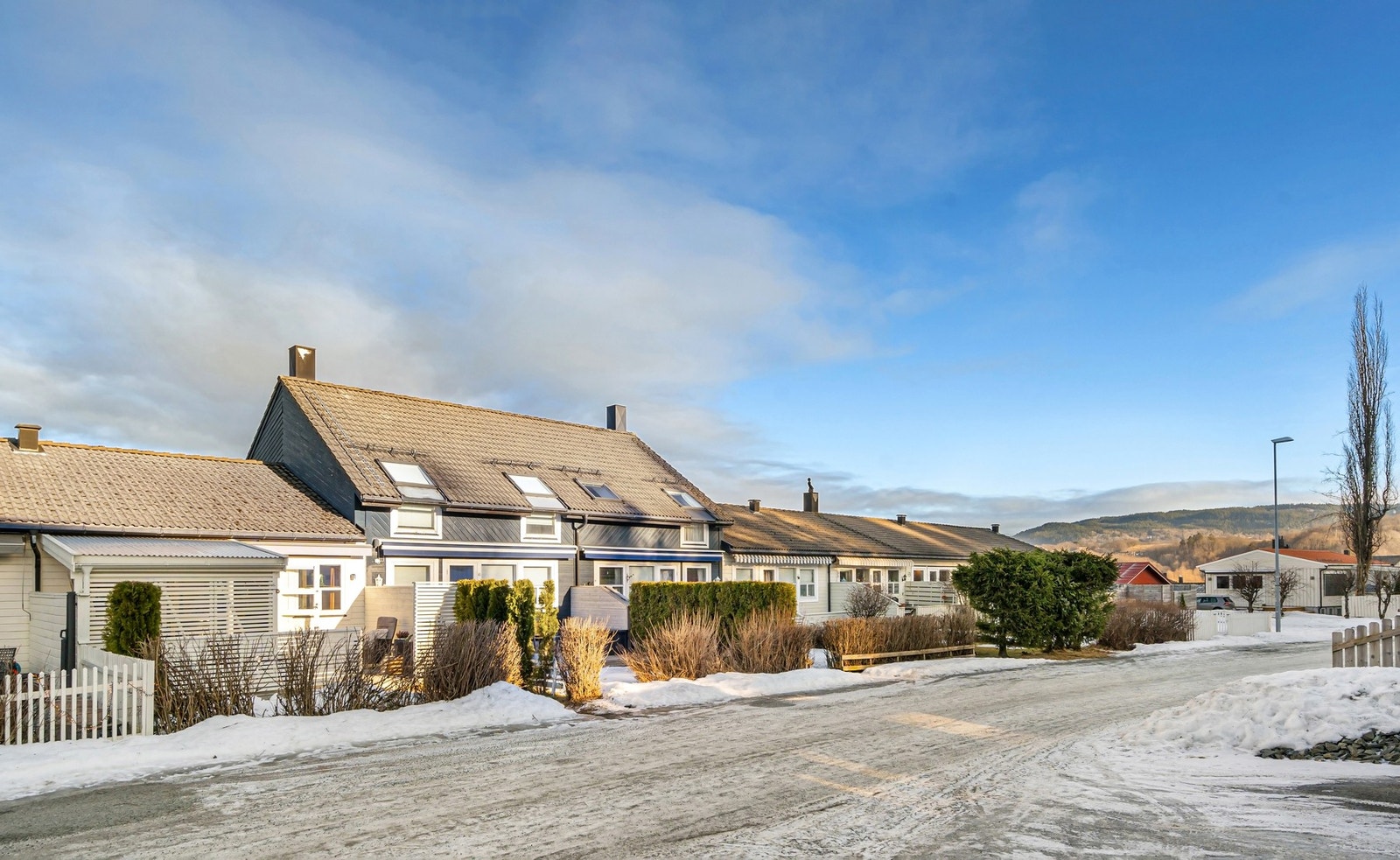 Boligen ligger attraktivt til opp mot turistveien - en rolig og familievennlig gate. Galleribilde