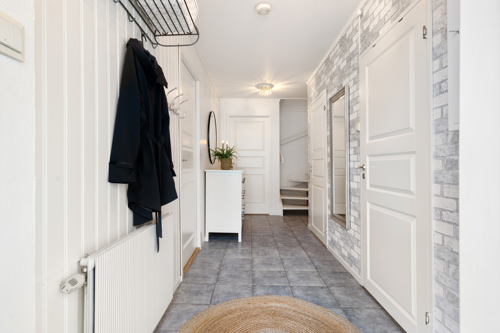 Entre og gang med plass til oppheng av sko og yttertøy. Her er det montert praktisk garderobe. Galleribilde