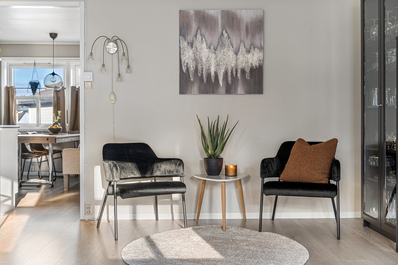 Stua er romslig og lett å innrede. Her har man godt med plass til ønsker møblement. Galleribilde