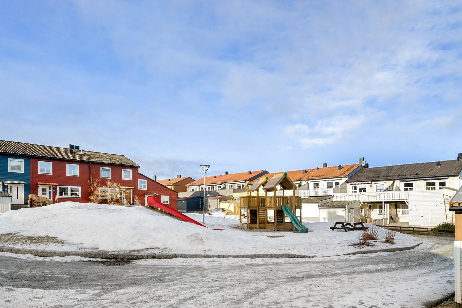 Boligen ligger bare et steinkast fra skole, barnehage og dagligvarebutikk. Galleribilde