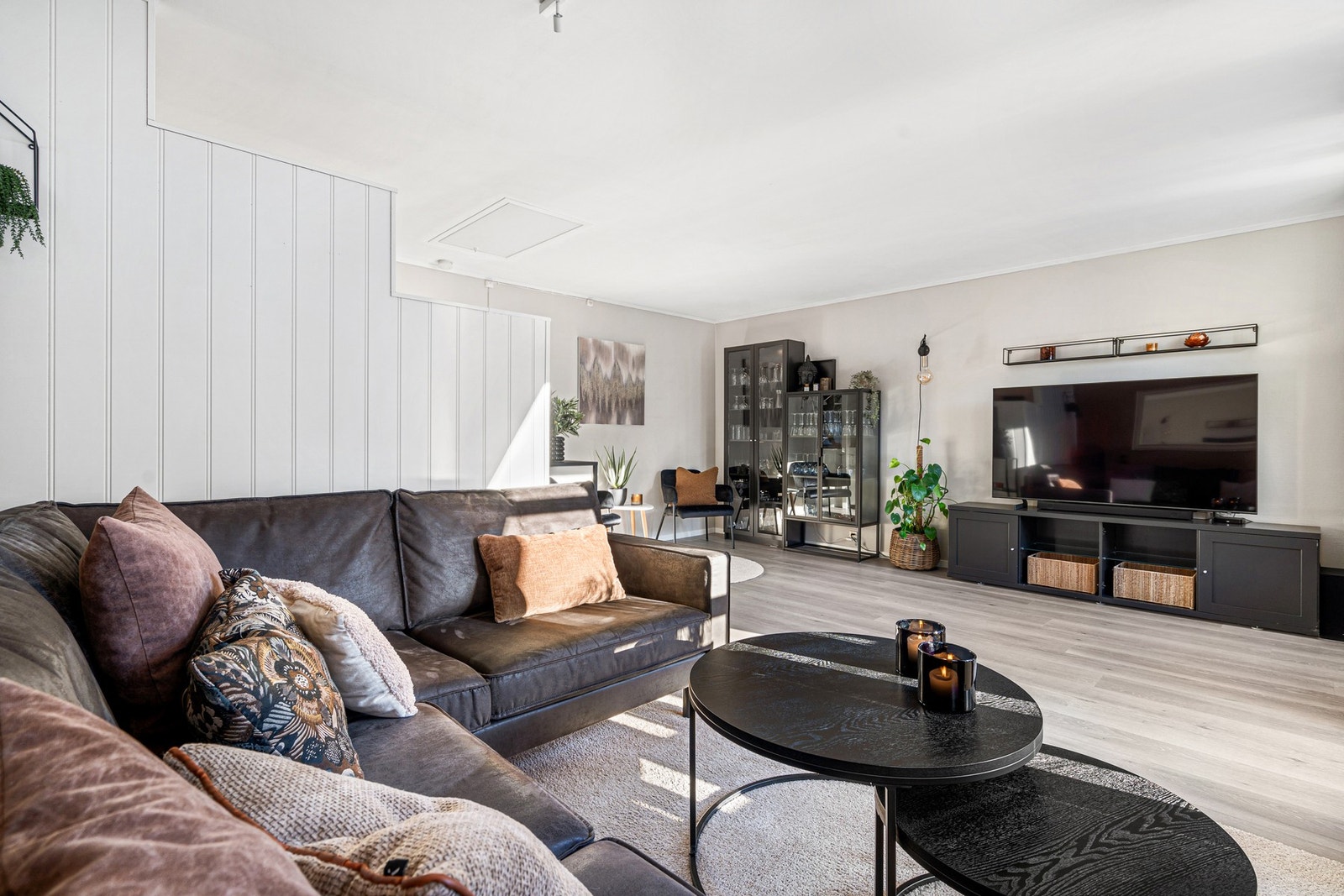 Det er lagt nytt gulv på stua og kjøkkenet i 2019. Galleribilde