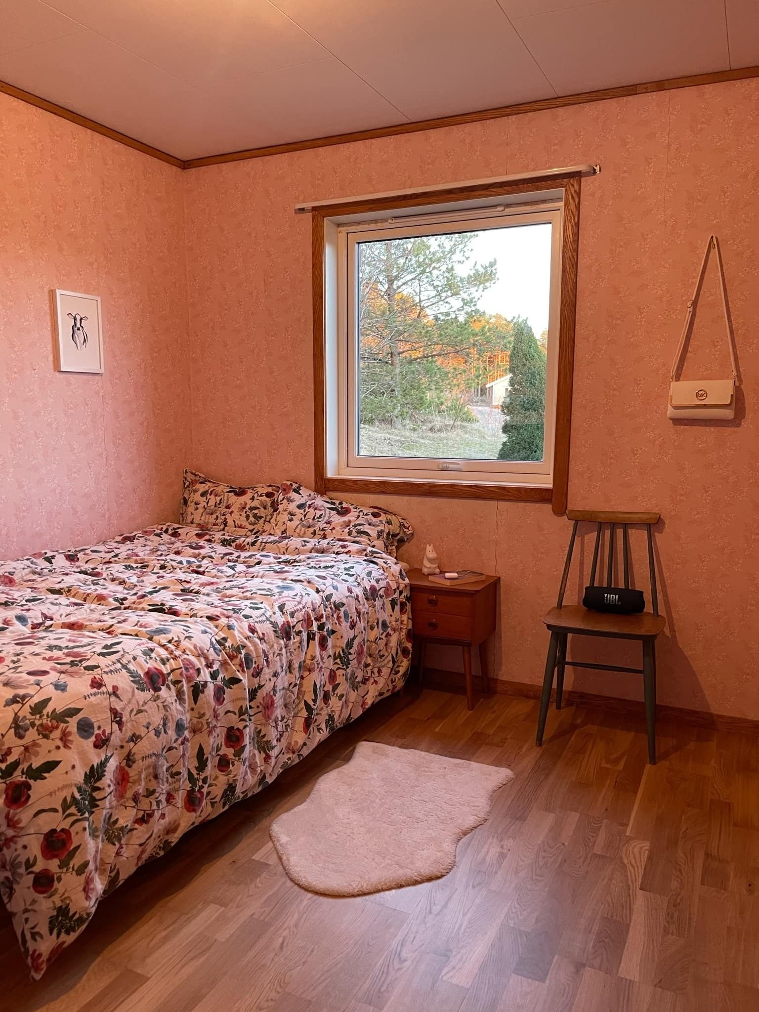 Hovedsoverommet har plass til dobbeltseng med tilhørende møblement. Det er også direkte inngang til badet. Galleribilde