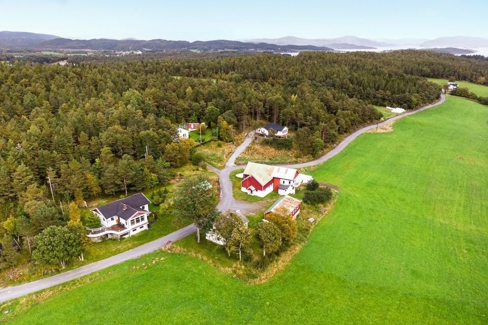 Boligen har en barnevennlig beliggenhet og med kort avstand til Val, hvor man finner både barneskole, videregående og barnehage. Galleribilde