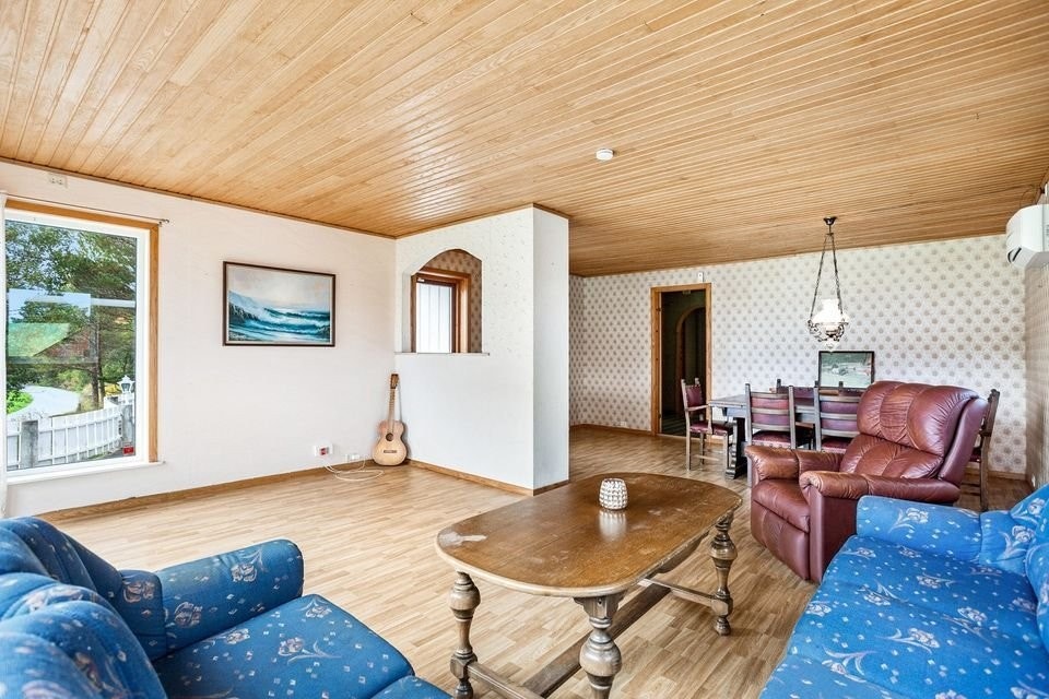 Fra stuen er det direkte utgang altan. Stuens utforming gjør at man enkelt kan innrede med sofaløsning med tilhørende møblement. Galleribilde