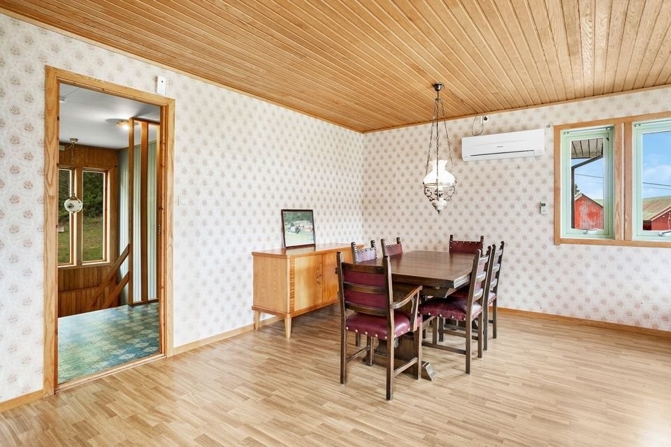 Kjøkkenet er romslig og det er god plass til spisebord. Galleribilde