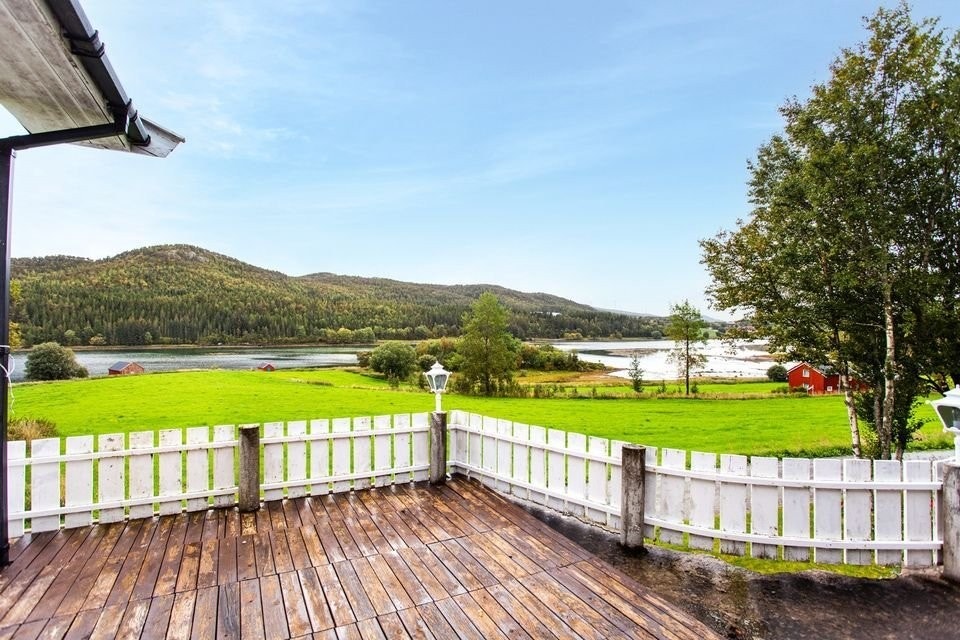 Boligen har flere flotte uteplasser rundt eiendommen, med gressplen, terrasse, beleggningsstein og steintrapp. Galleribilde