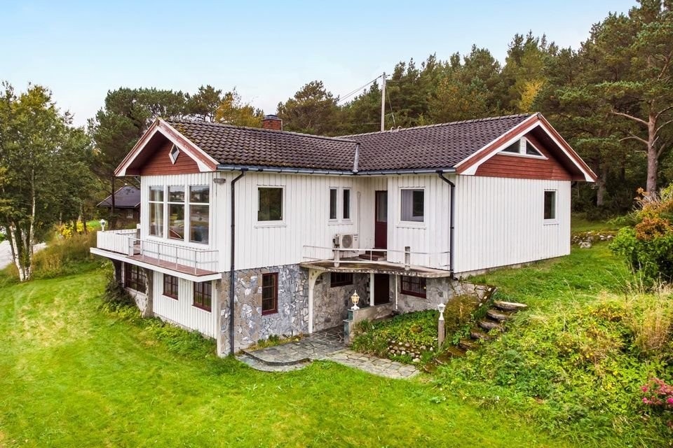 Boligen har en attraktiv beliggenhet med flott utsikt ned mot sjøen. Galleribilde