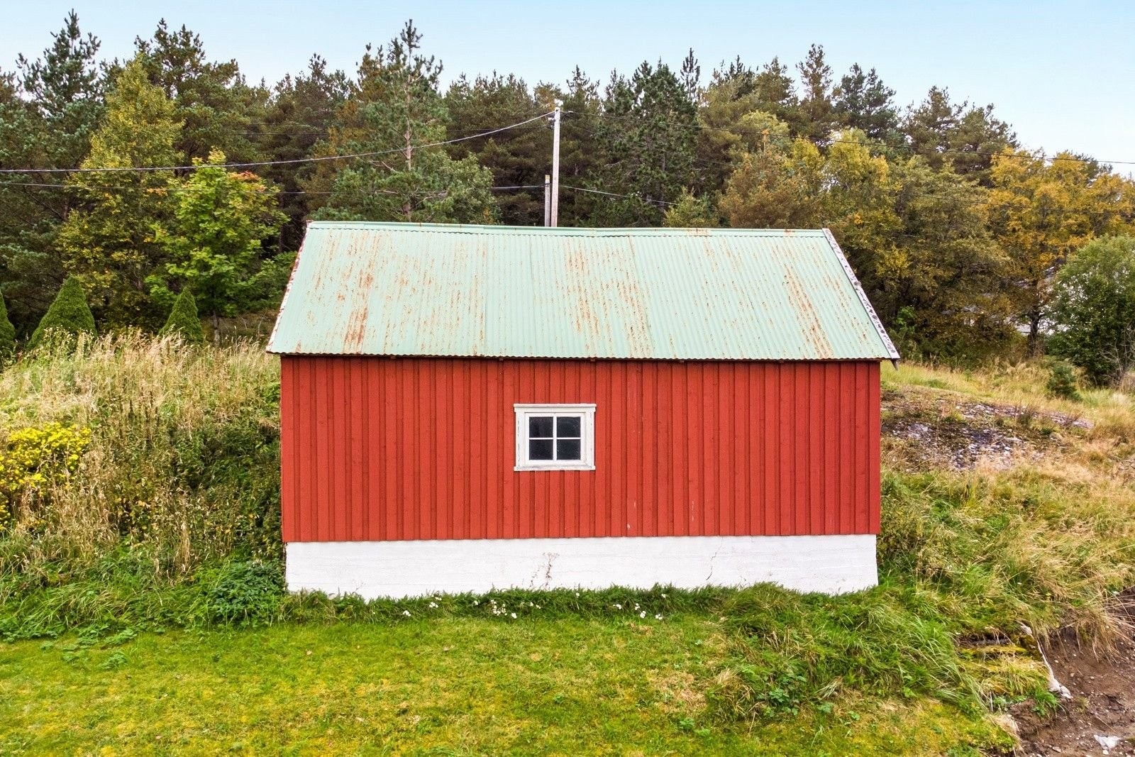 Det medfølger også en romslig vedbod med hems for ekstra oppbevaring. Galleribilde