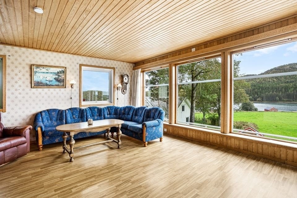 I boligens andre etasje ligger stuen, hvor store vindusflater gir en fantastisk panoramautsikt. Galleribilde