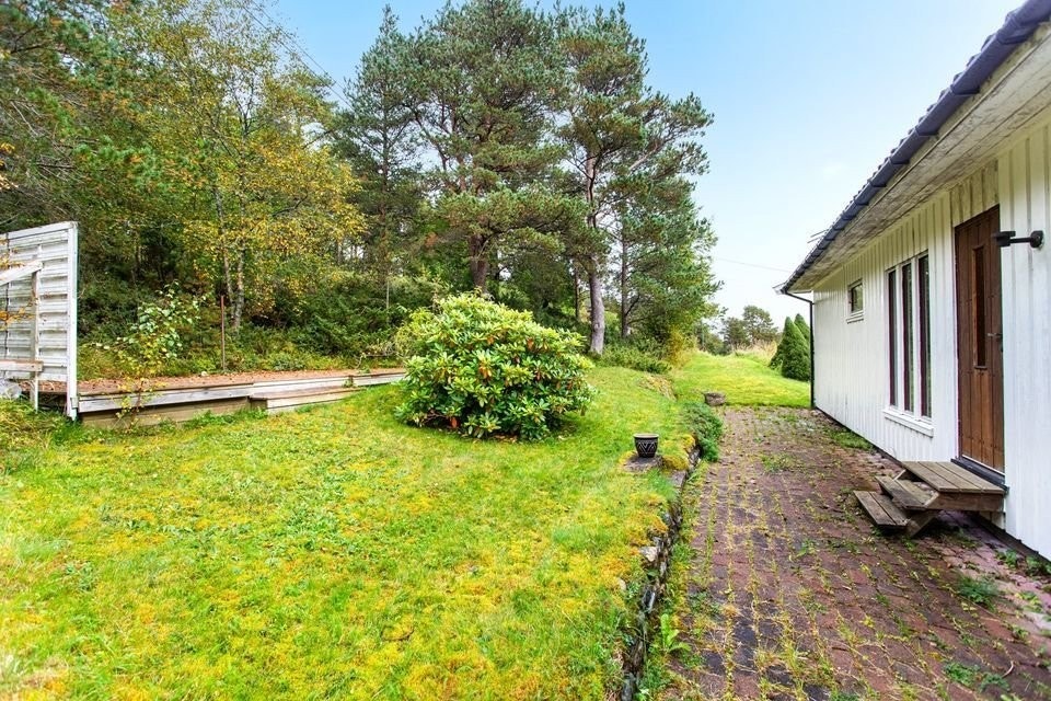 Ved inngangspartiet er det opparbeidet hage med gressplen. Godt med tumleplass for små og store. Galleribilde