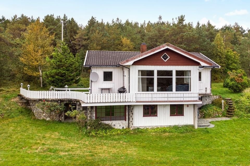 Velkommen til Georg Sverdrups veg 64 - En stor enebolig med nydelig beliggenhet og masse sjarm. Galleribilde