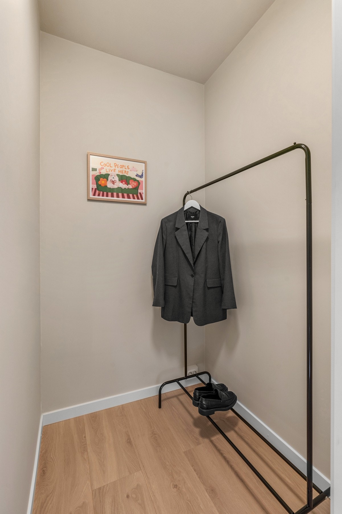 Leiligheten har en praktisk bod tilknyttet entreen, samt lagringsplass kjellerbod og loftsbod på tilsammen ca. 20 kvm gulvareal. Galleribilde