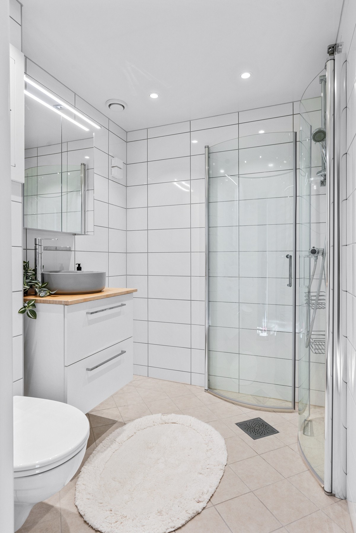 Badet ble totalrehabilitert i regi av borettslaget i 2020/2021 og er moderne og pent. I hjørnet er det opplegg for vaskemaskin. Galleribilde