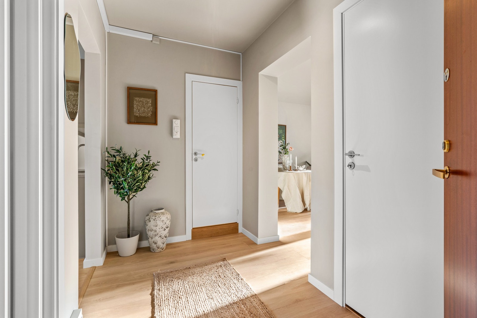 Entreen gir et godt førsteinntrykk og er holdt i et moderne og delikat fargevalg som harmonerer med øvrige rom. Galleribilde