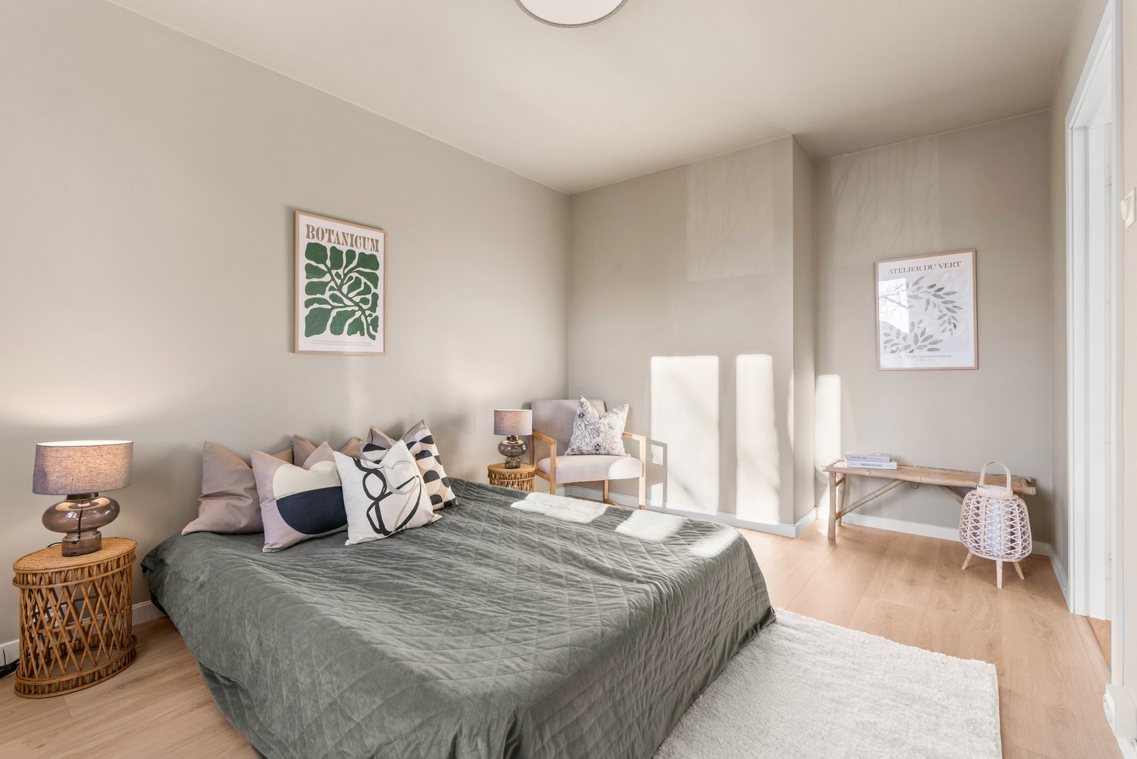 Rommene er pent pusset opp med enstavs laminatgulv, vegger malt i en delikat beigefarge og listefri himling malt i samme nyanse som veggene. Galleribilde