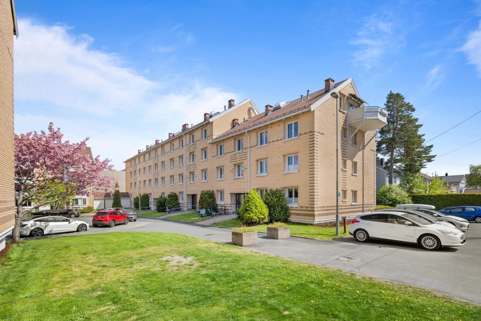 Borettslaget har parkeringsplasser til utleie etter venteliste. Borettslaget har 13 oppstillingsplasser med 22 kW lading som kan disponeres av beboere (ikke faste plasser). Galleribilde
