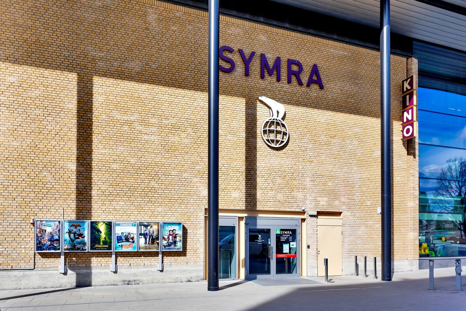 På Lambertseter senter finner du Symra-kino, og senteret har ellers et bredt utvalg av butikker og tjenester. Galleribilde