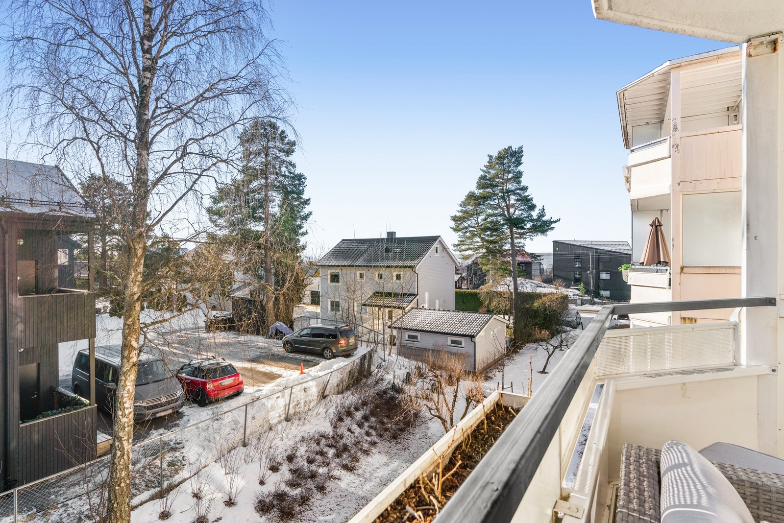 På balkongen er det fine solforhold og hyggelig utsyn. Det er tillatt å grille med elektrisk- og gassgrill. Galleribilde